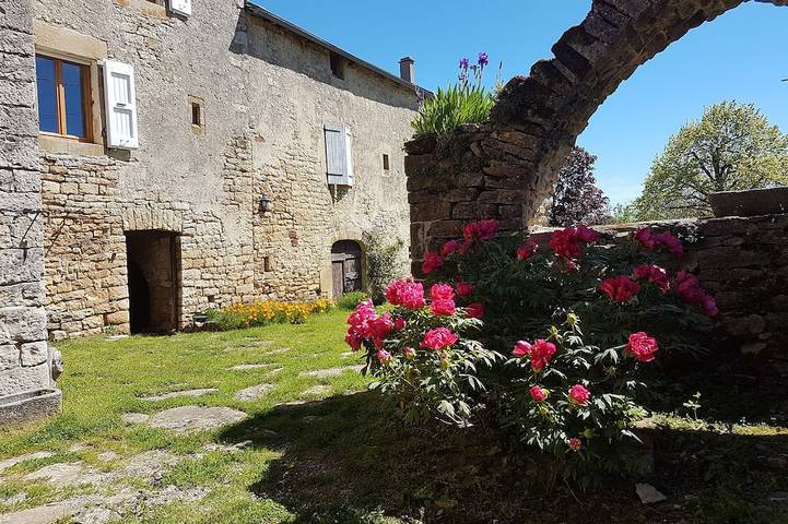 Location de vacances pour 10 personnes, avec Jardin à Saint-Laurent-d'Olt