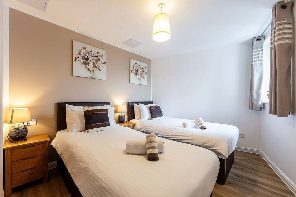 Entire apartment, City Centre Modern,Spacious 2 Bedrooms, 2 Bathrooms Apartment,Lift,Carpark in Leith, Edinburgh