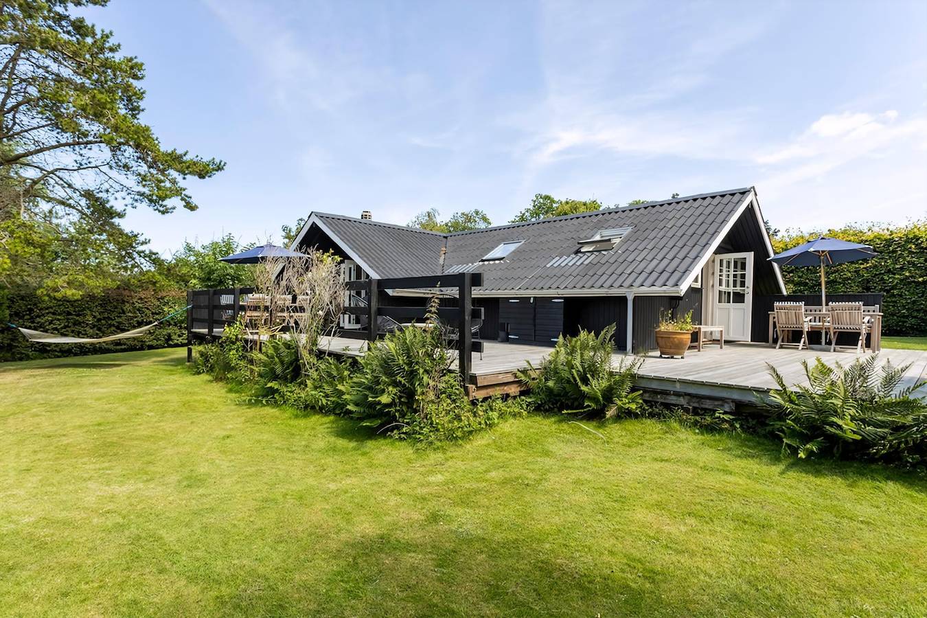 Idyllisk træsommerhus tæt på by, strand og skov in Tisvilde, Kattegat