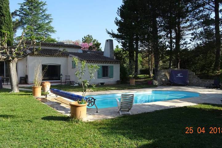 Maison de vacances pour 8 personnes, avec jardin et sauna ainsi que terrasse et jacuzzi à Ventabren