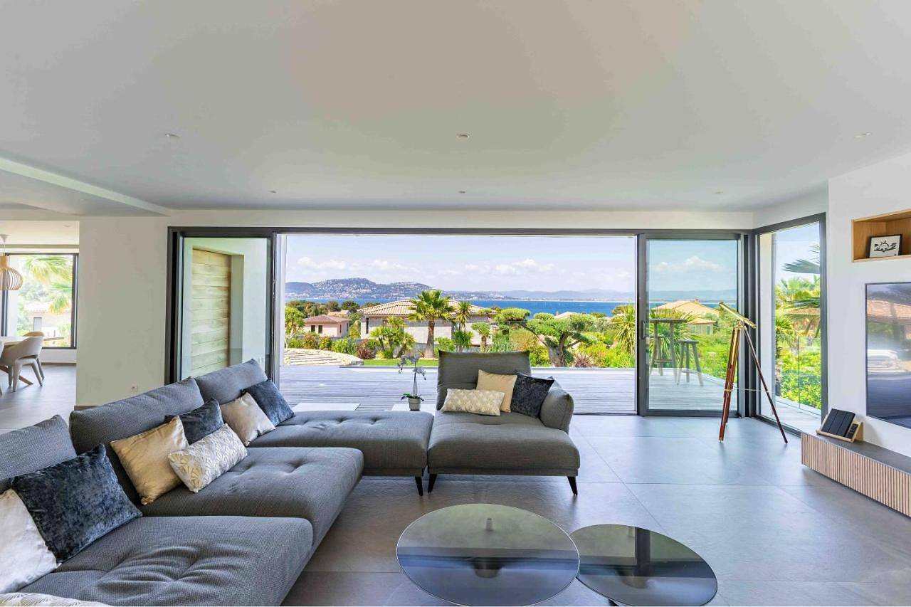 Villa Palma Giens - Vue Mer Panoramique -Piscine Chauffée Mai à Septembre- 4 chambres -Garage in La Madrague, Hyeres