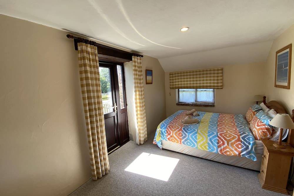 Lakeside cottage - tranquil water views, free fishing  & hot tub in Cornwall