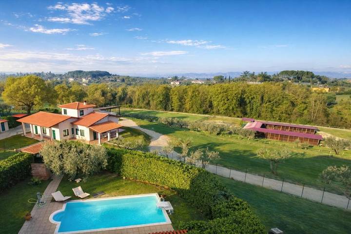 Location de vacances pour 3 personnes, avec piscine ainsi que vue et jardin à Fara in Sabina