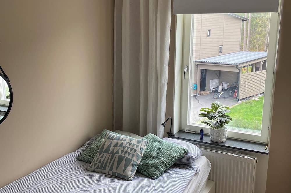 Nybyggt radhus med tomt, veranda och carport. Nära Sthlm city, sjöar och skog. in Nacka, Schwedische Ostsee