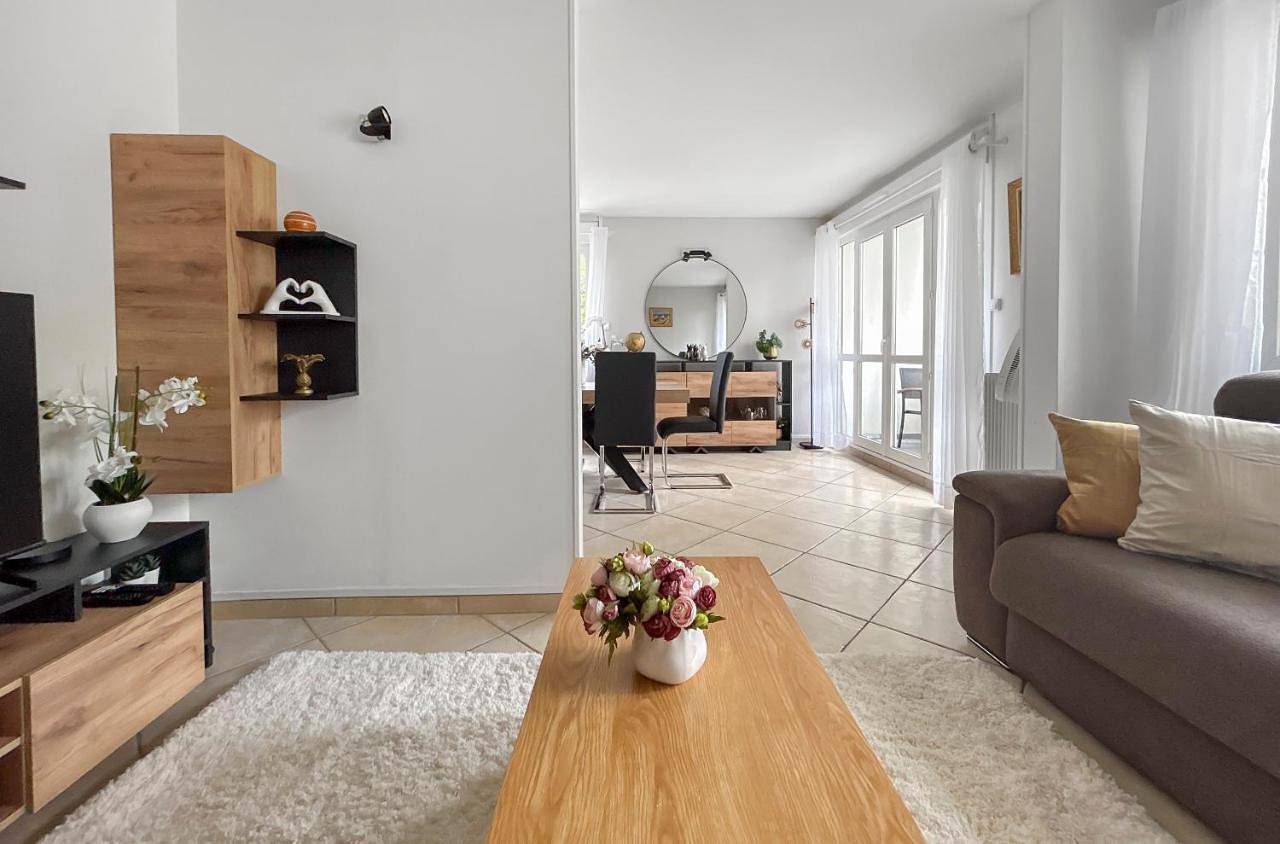 Appartement entier, Two-Bedroom Apartment with Balcony in Chilly-Mazarin, Essonne