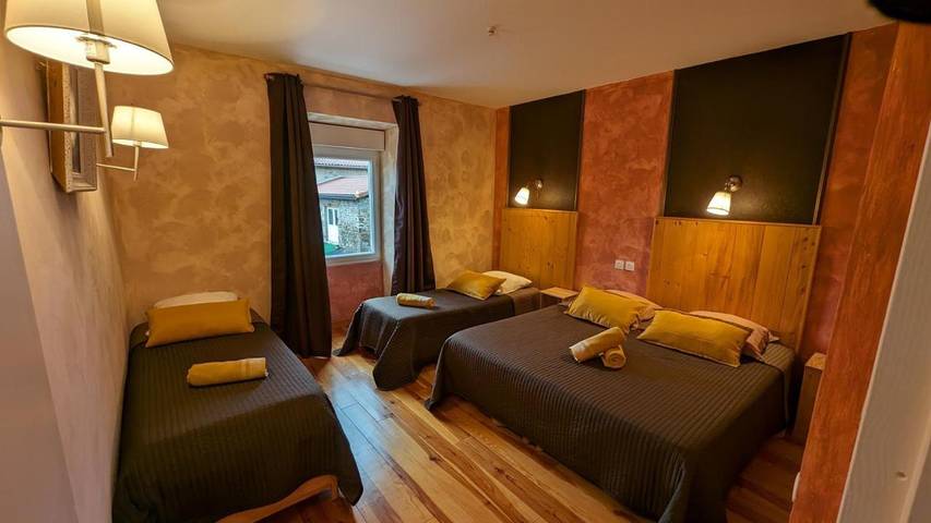 Gîte pour 2 personnes, avec vue ainsi que jardin et piscine, adapté aux familles à Manglieu - 4