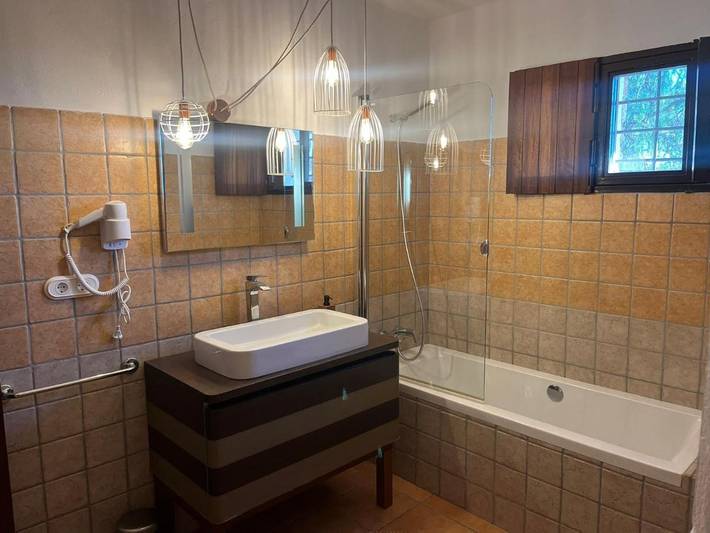 Maison d’hôte pour 6 personnes, avec piscine et jardin ainsi que vue et terrasse à Santa Eulària des Riu - 4