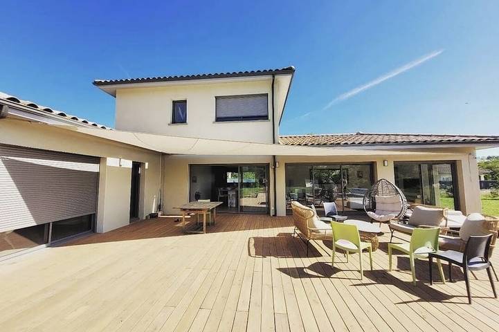Location de vacances pour 6 personnes, avec Terrasse et Jardin à Fleurieux-sur-l'Arbresle
