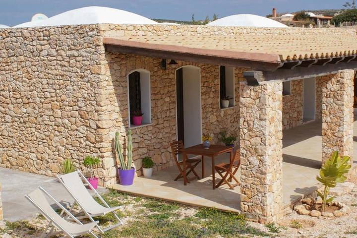 Location de vacances pour 3 personnes, avec jardin ainsi que terrasse et piscine dans Lampedusa - 2