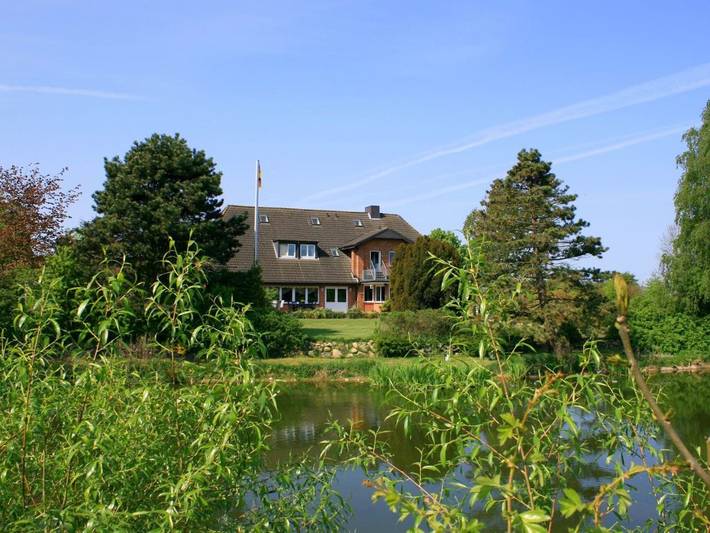 Ferienhaus, mit Balkon und Terrasse sowie Garten und Ausblick in Bösdorf