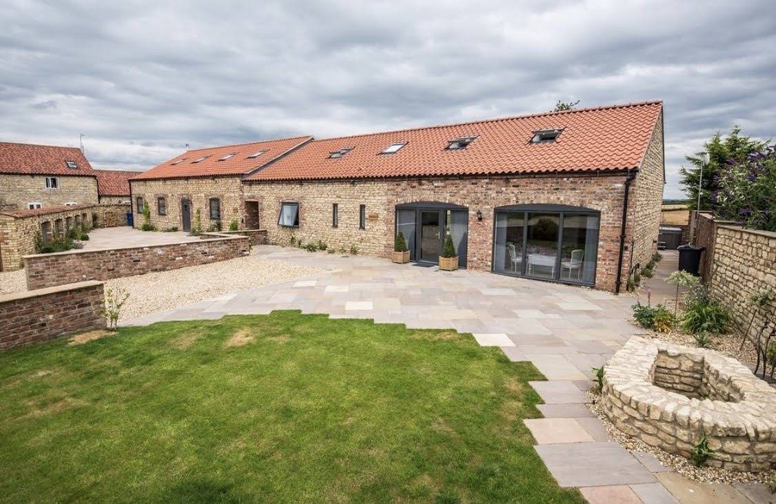 Lincoln 4-Beds, Sleeps 13, Hot Tub & Pet Friendly in Welton (Lincolnshire), Lincolnshire