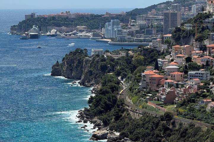 Villa pour 8 personnes, avec piscine ainsi que jardin et terrasse, animaux acceptés à Roquebrune-Cap-Martin