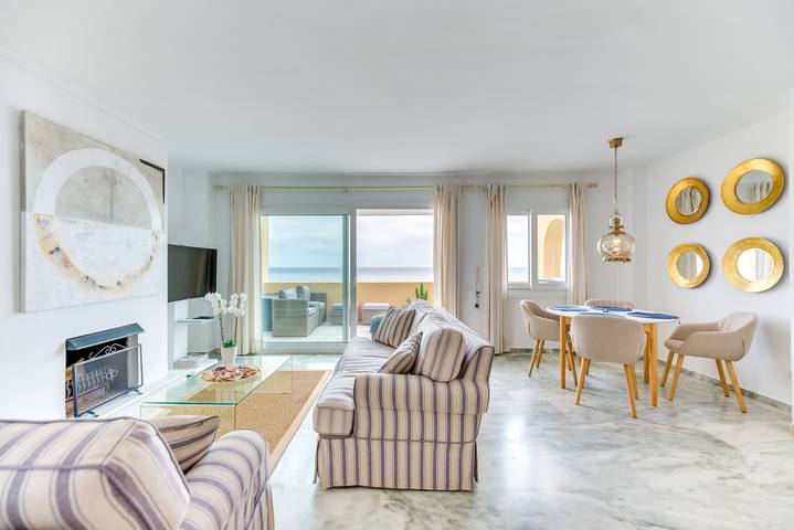 Entire apartment, Apartment 'Estepona Beach' with Sea View, Wi-Fi and Air Conditioning in Arroyo Vaquero Beach, Estepona