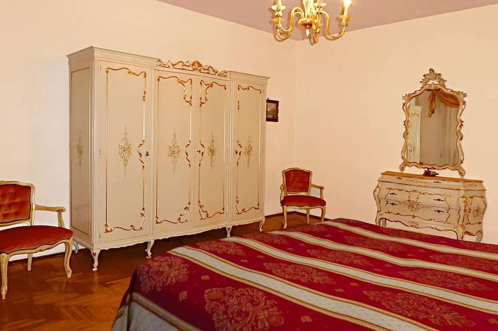 Apartamento entero, Apartamento 'Palazzo Rossi' 1A en el casco antiguo con balcón, aparcamiento gratuito y Wifi in Treviso, Provincia de Treviso