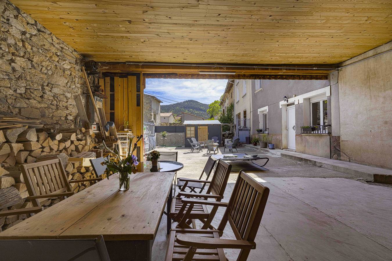 Holiday Home 'Le Pic Du Midi' with Mountain View, Shared Terrace and Wi-Fi in Roquefeuil, Limoux region