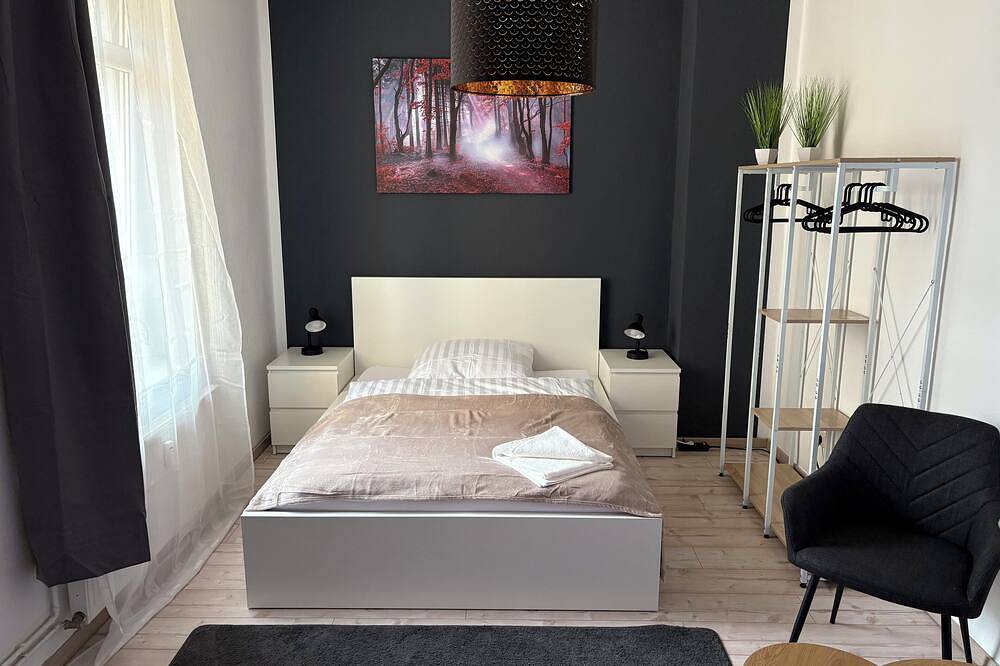 Ganze Wohnung, Modern eingerichtete 3 Zimmer Wohnung Blick auf den Park Balkon und Aufzug in Wittenberge, Prignitz