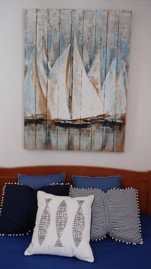Three-Bedroom House in Praia da Califórnia, Sesimbra