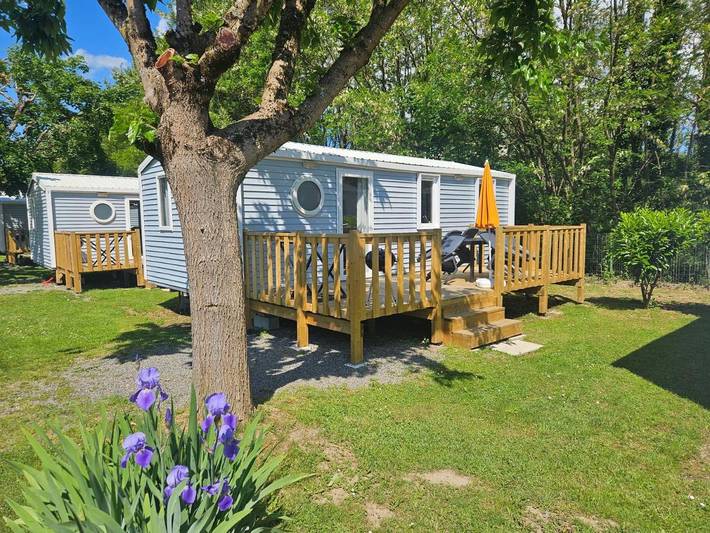 Location de vacances pour 2 personnes, avec Terrasse et Jardin ainsi que Piscine et Vue à Bagnac-sur-Célé