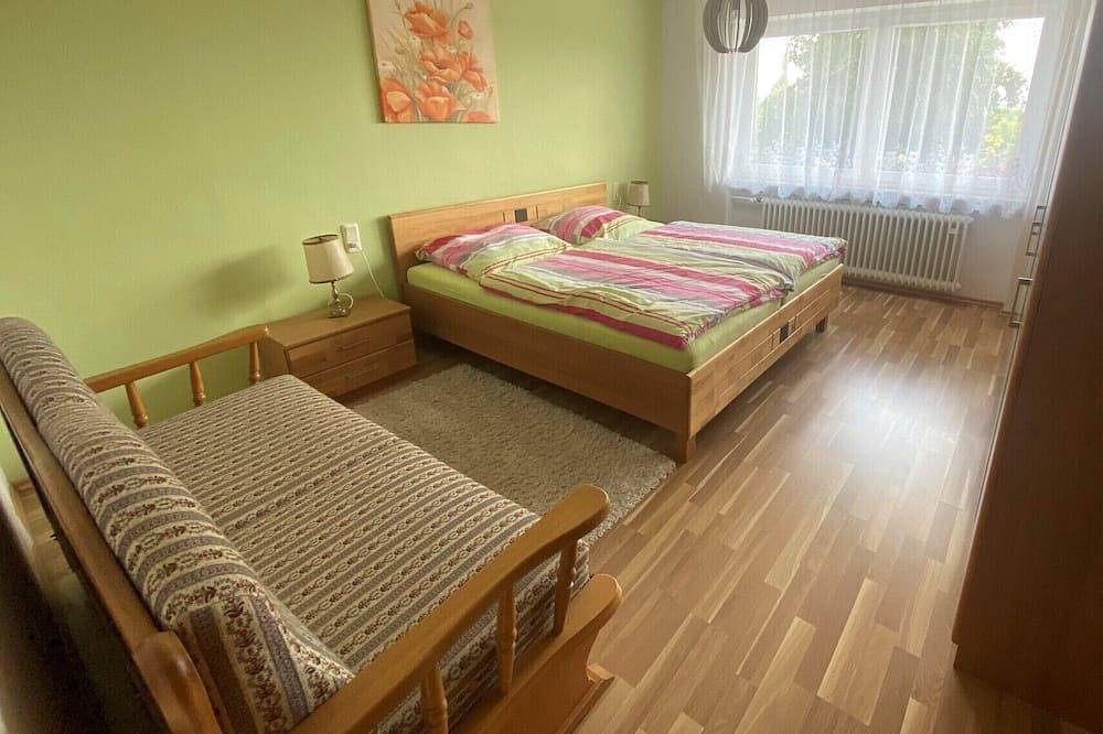 Ganze Wohnung, Idyllische Ferienwohnung (95qm) mit 3 Schlafzimmern, Wlan und Blick auf den Steigerwald in Dettelbach, Fränkisches Weinland