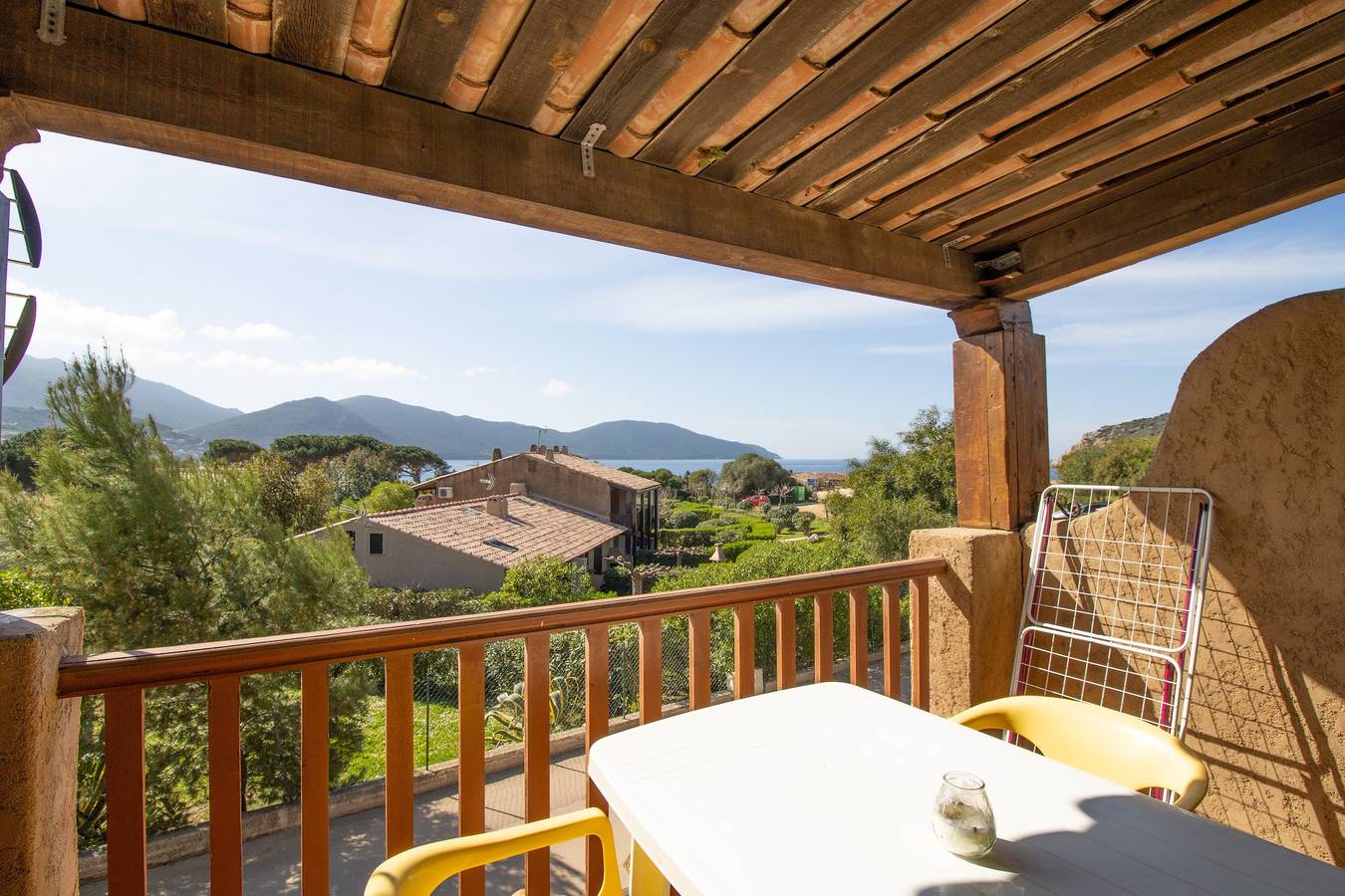 Appartement entier, Appartement 'Le Tre' avec vue mer, Wi-Fi et climatisation in Appietto, Golfe de Sagone