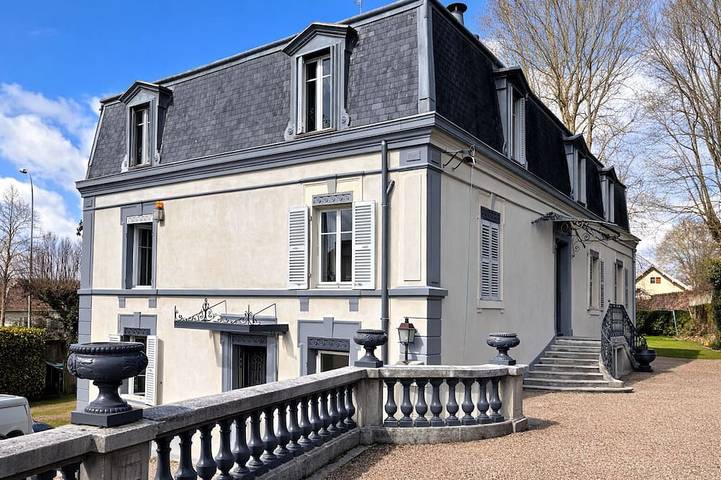 Location de vacances pour 24 personnes, avec jardin à Arc-lès-Gray