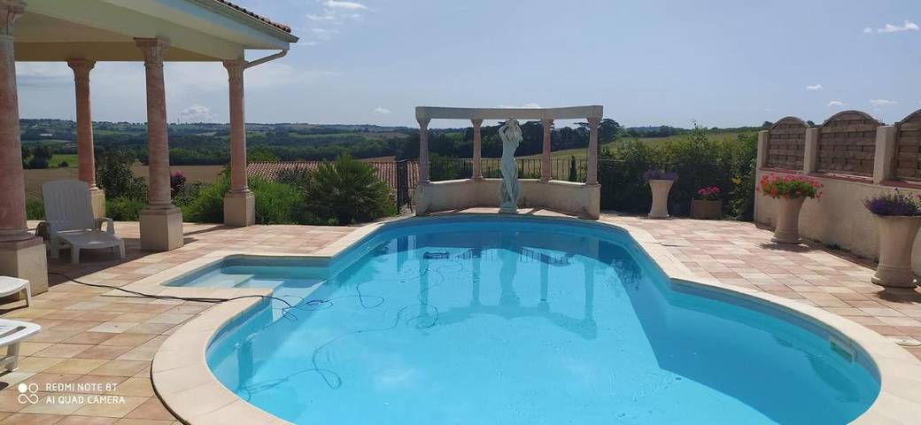 Location de vacances pour 8 personnes, avec piscine ainsi que vue et terrasse à Calignac - 2