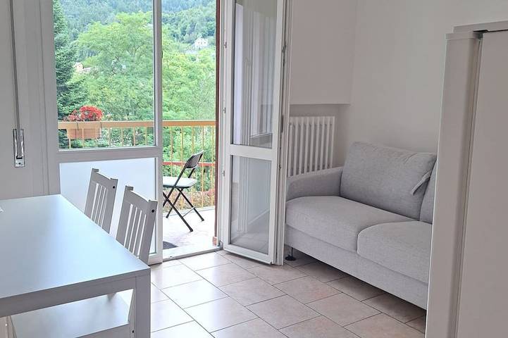 Apartamento entero, Dinky's apartment with forest view balcony in Magreglio, Lago de Como