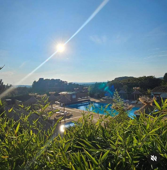 Camping pour 6 personnes, avec terrasse ainsi que piscine et jardin, animaux acceptés