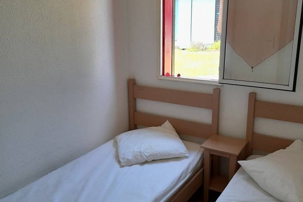 4-Person Chalet . nearby attractions. Air conditioning in Hourtin, Parque natural regional del Médoc