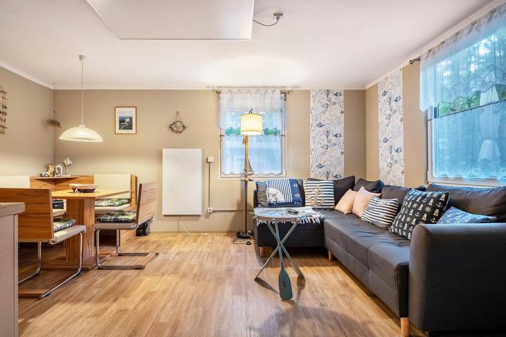 Holiday Home 'Ferienhaus  Rosi' with Private Terrace, Shared Garden and Wi-Fi in Bakenberg, Dranske