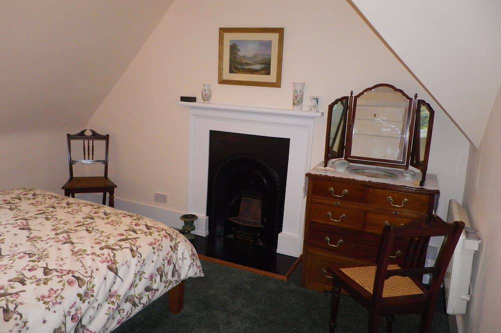 Cottage beside Loch Ness, Caledonian Canal and River Oich, Fort Augustus in Fort Augustus, Highlands