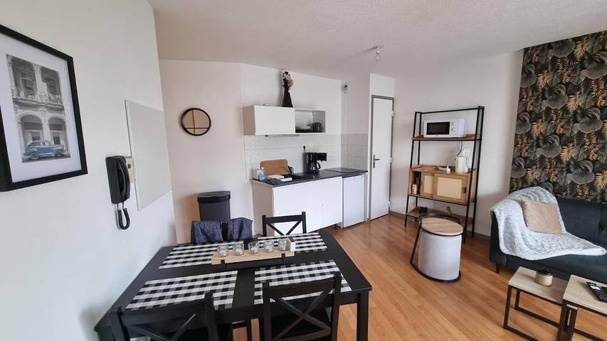 Gîte pour 2 personnes, avec terrasse et jardin à Ploumagoar - 3