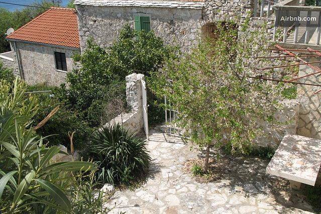 Ganze Ferienwohnung, Wohnung in Zavala mit schönem Garten in Zavala, Hvar