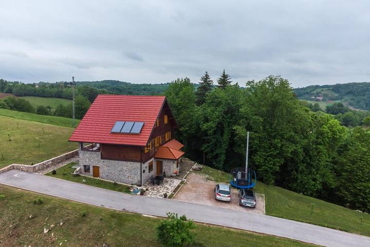Ganze Wohnung, Apartment 'Stone and Wood' mit Whirlpool und Spielplatz in Karlovac und Umgebung