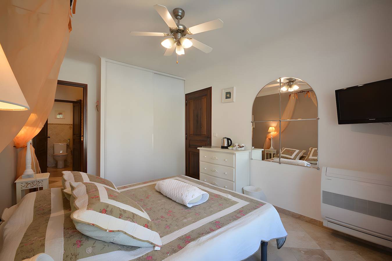 Appartement entier, Appartement « Chambre Saumon » avec piscine partagée, Wi-Fi et climatisation in Bédoin, Parc naturel régional du Mont-Ventoux