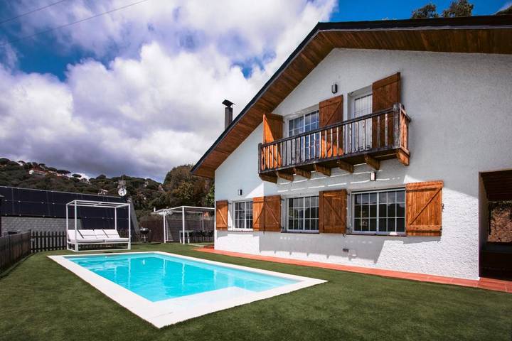 Casa de vacaciones para 10 personas, con piscina además de jardín y vistas - 1