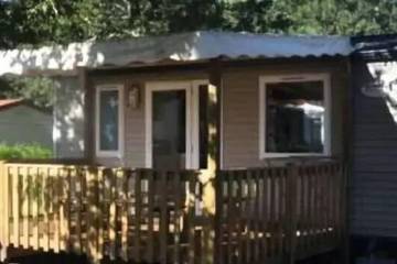 Mobil home pour 8 personnes, avec terrasse à Lesperon