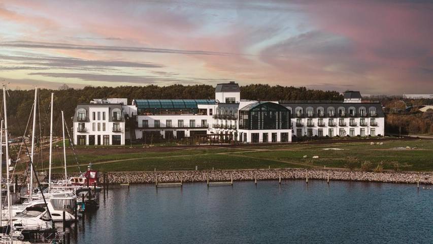 Hotel for 2 personer, med Balkon og Terrasse såvel som Have og Pool i Køge