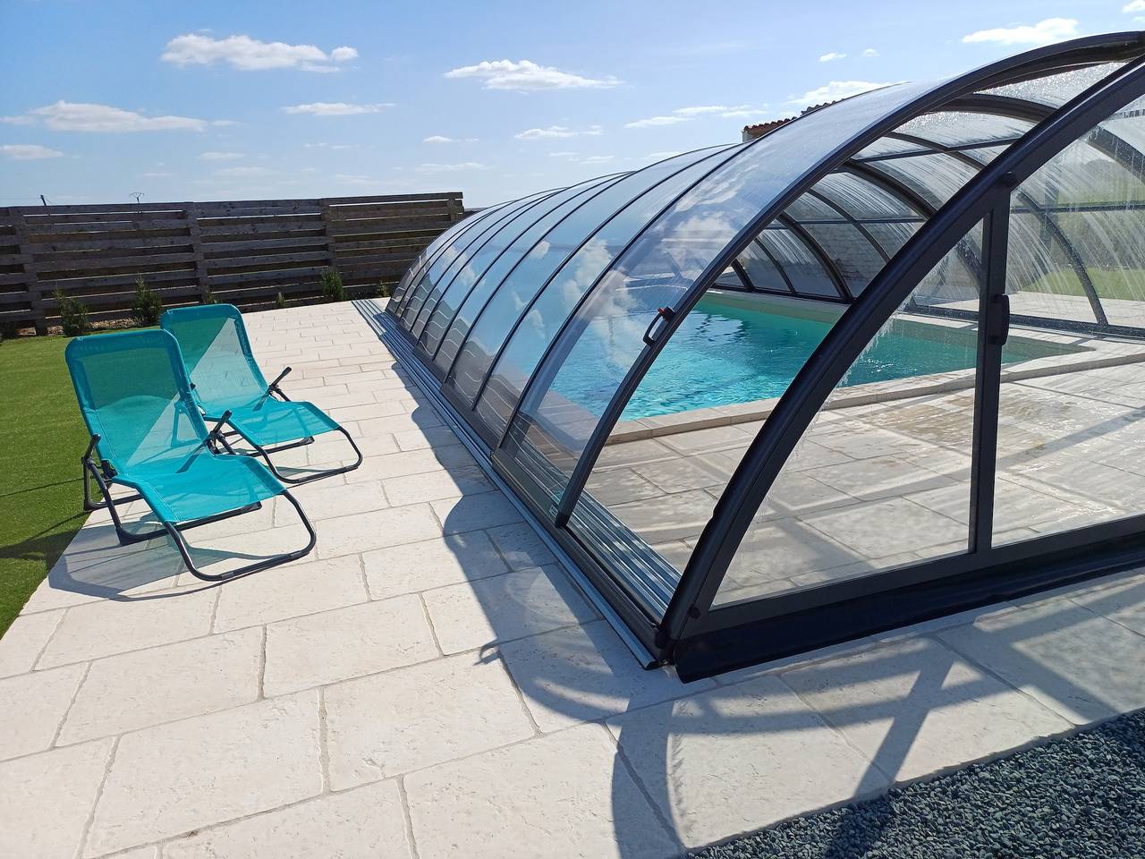 Maison de vacances 'Gîte Les 2 Fontaines' avec piscine privée et Spa, Wi-Fi et climatisation in Marans, Région de La Rochelle