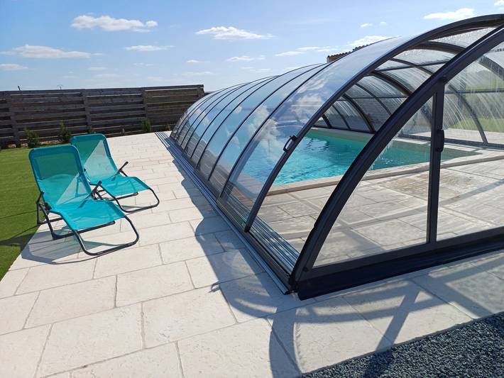 Casa vacacional 'Gîte Les 2 Fontaines' con piscina privada, Spa, Wi-Fi y aire acondicionado in Marans, Región de La Rochelle