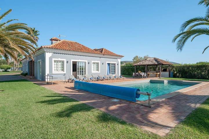 Villa for 10 people, with hot tub and garden in Almancil