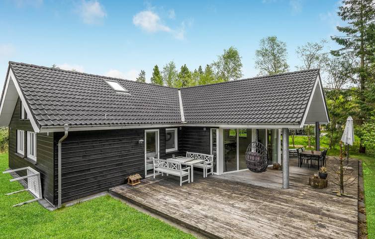 Ferieudlejning for 9 personer, med Terrasse og Jacuzzi samt Have i Hou
