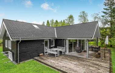 Ferienhaus für 9 Personen, mit Whirlpool und Terrasse sowie Garten in Nordostjütland