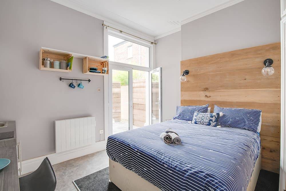 Entire apartment, Trendy, central one Bedroom Apartment with Tv And en-suite. 100% 5* Rating in Portsmouth, South East England