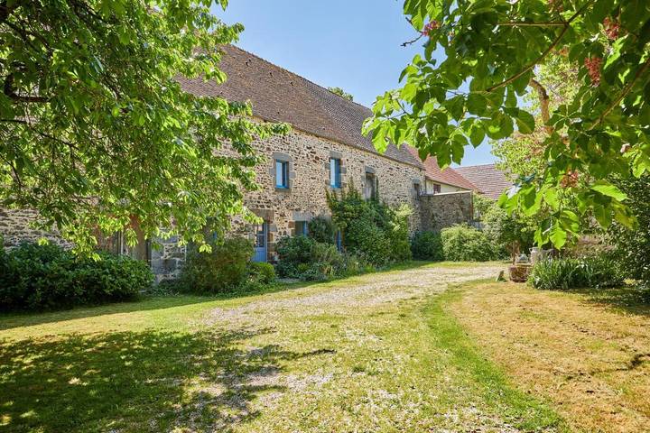 Gîte pour 8 personnes, avec terrasse et jardin dans Lougé-sur-Maire