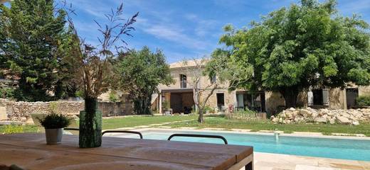 Gîte pour 4 personnes, avec vue ainsi que piscine et jardin, adapté aux familles à Saint-Hilaire-d'Ozilhan
