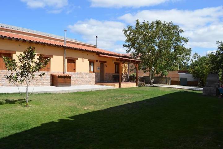 Casa rural para 8 personas, con jardín en La Bureba
