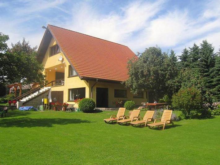 Chalet für 8 Personen, mit Terrasse und Garten sowie Kinderpool