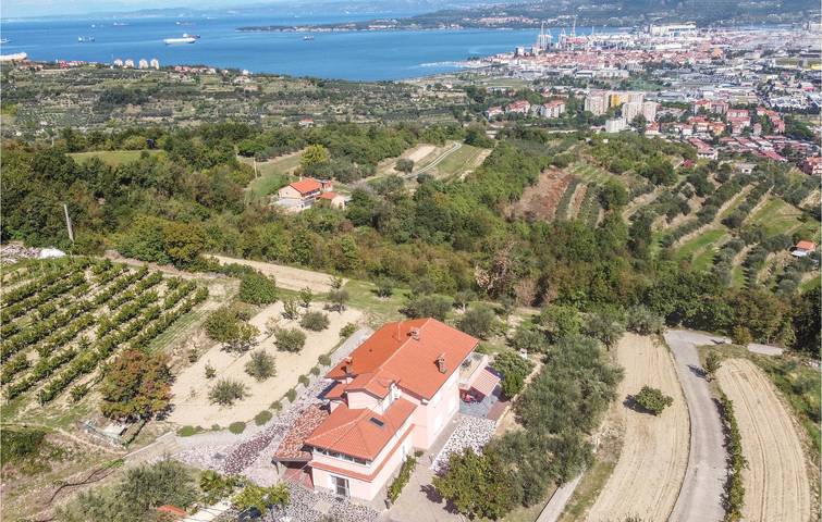 Gîte pour 8 personnes, avec sauna et terrasse ainsi que piscine et jardin à Koper - 3