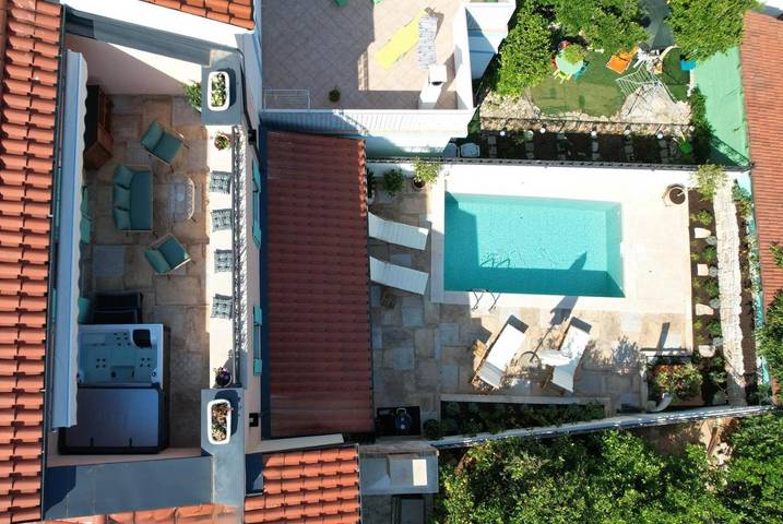 Villa pour 4 personnes, avec jacuzzi et jardin ainsi que sauna et piscine à Sali